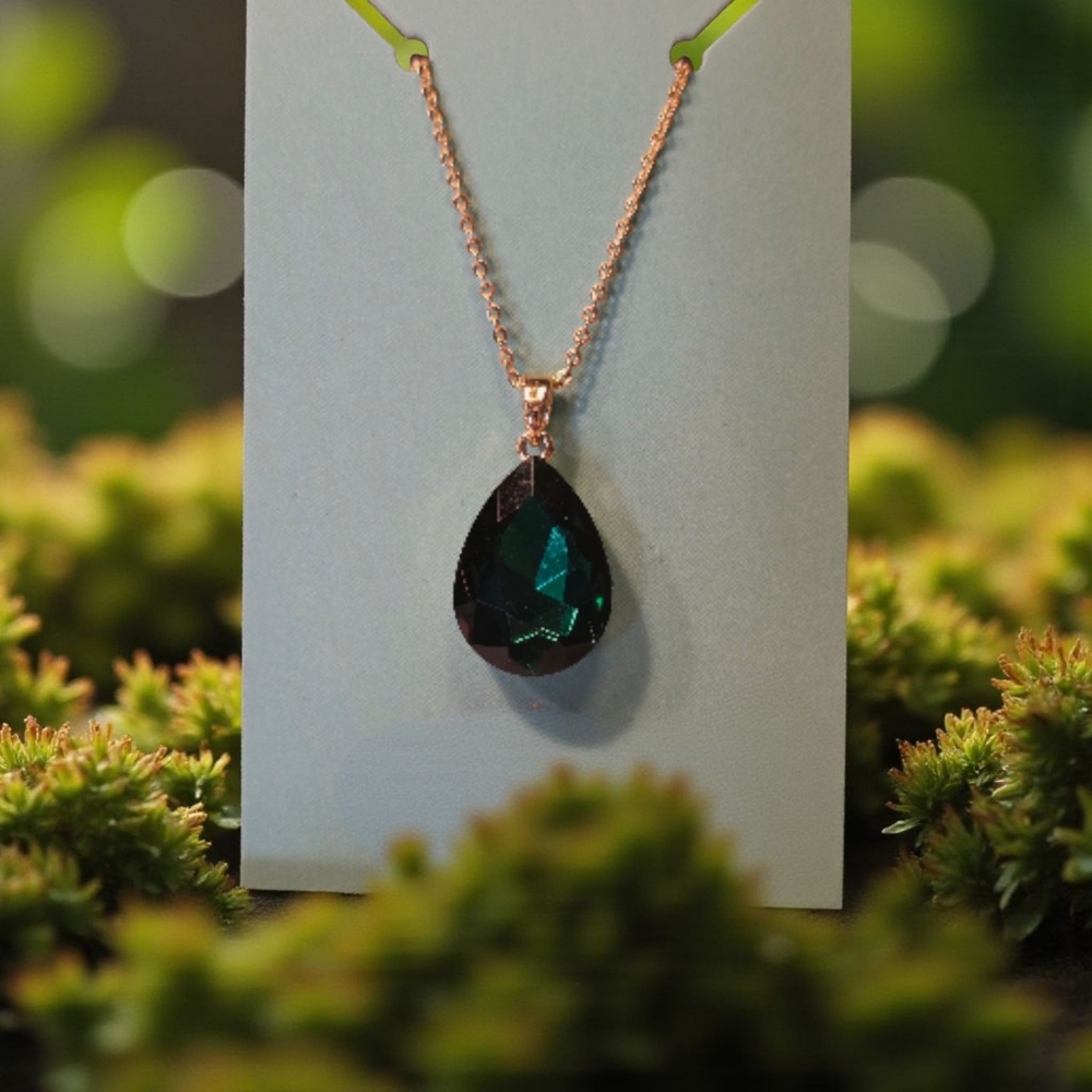SALE!! Zircon Green Pear Pendant Necklace - Picture 2 of 5
